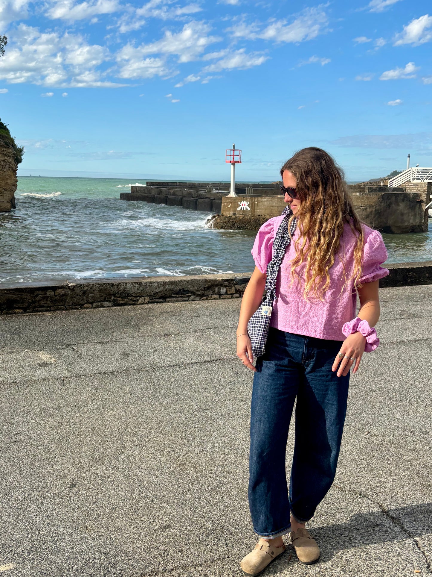 Blouse parme à broderies fleurs
