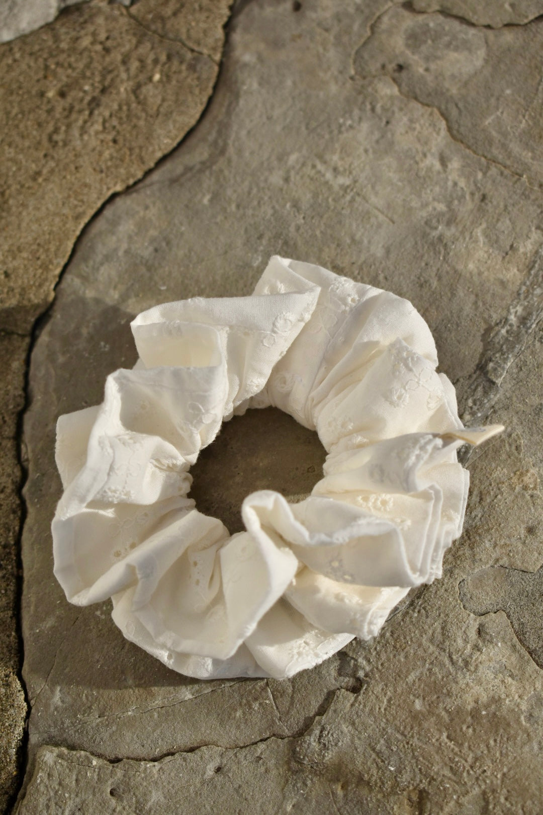 Chouchou froufrou blanc broderie