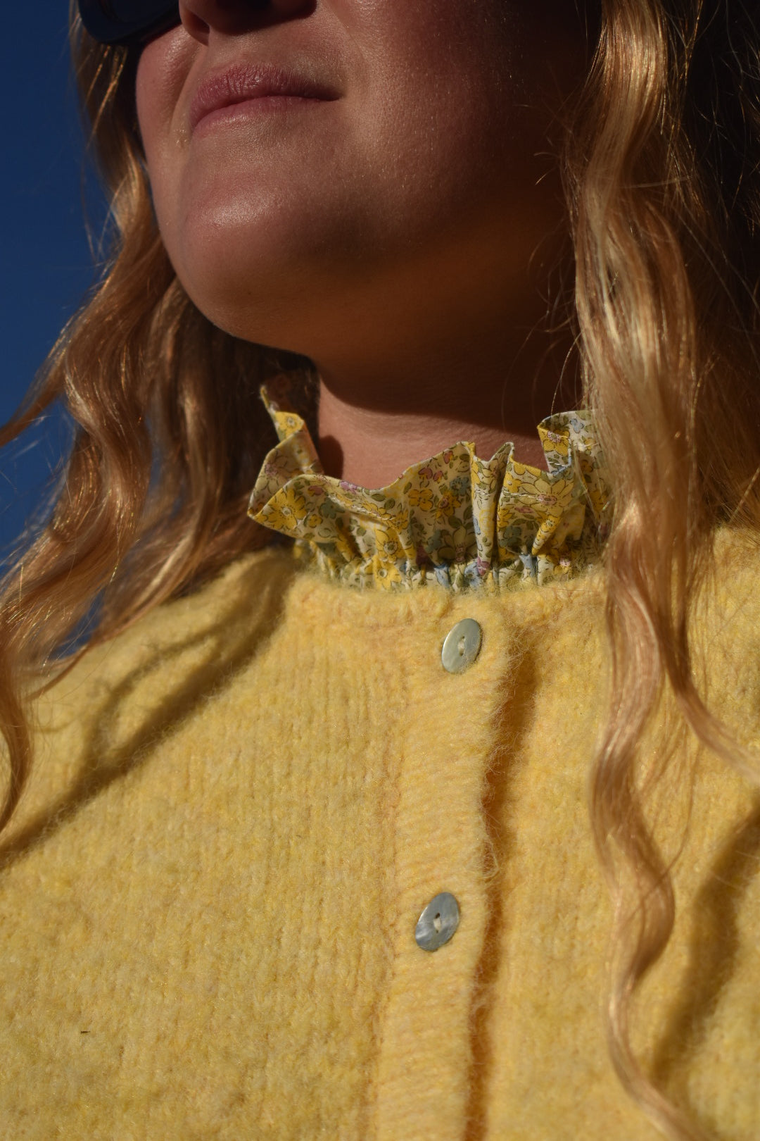 Col victorien fleurs jaunes