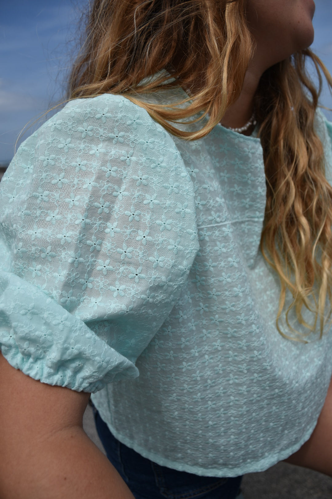 Blouse cyan broderies fleurs - modèle unique