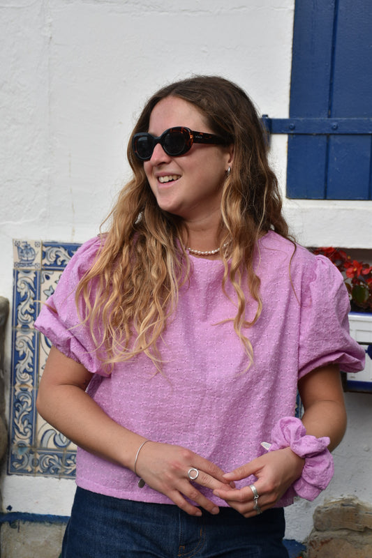 Blouse parme à broderies fleurs