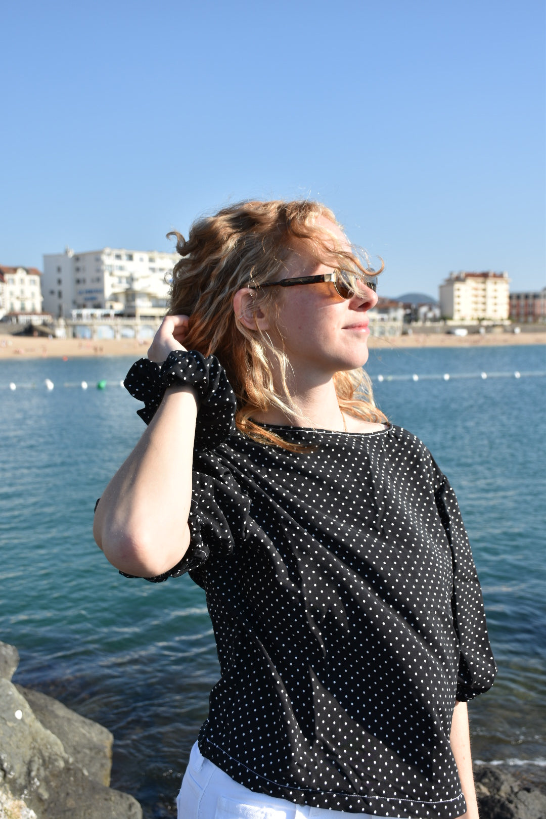 Blouse noire à pois