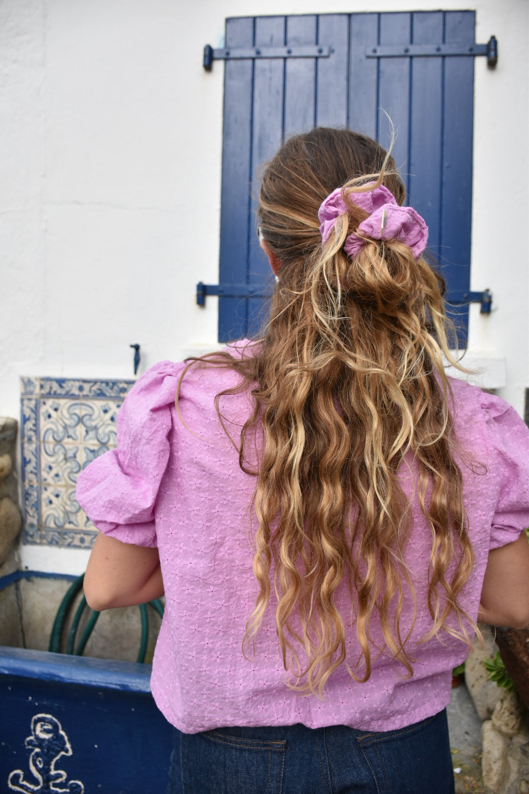 Blouse parme à broderies fleurs