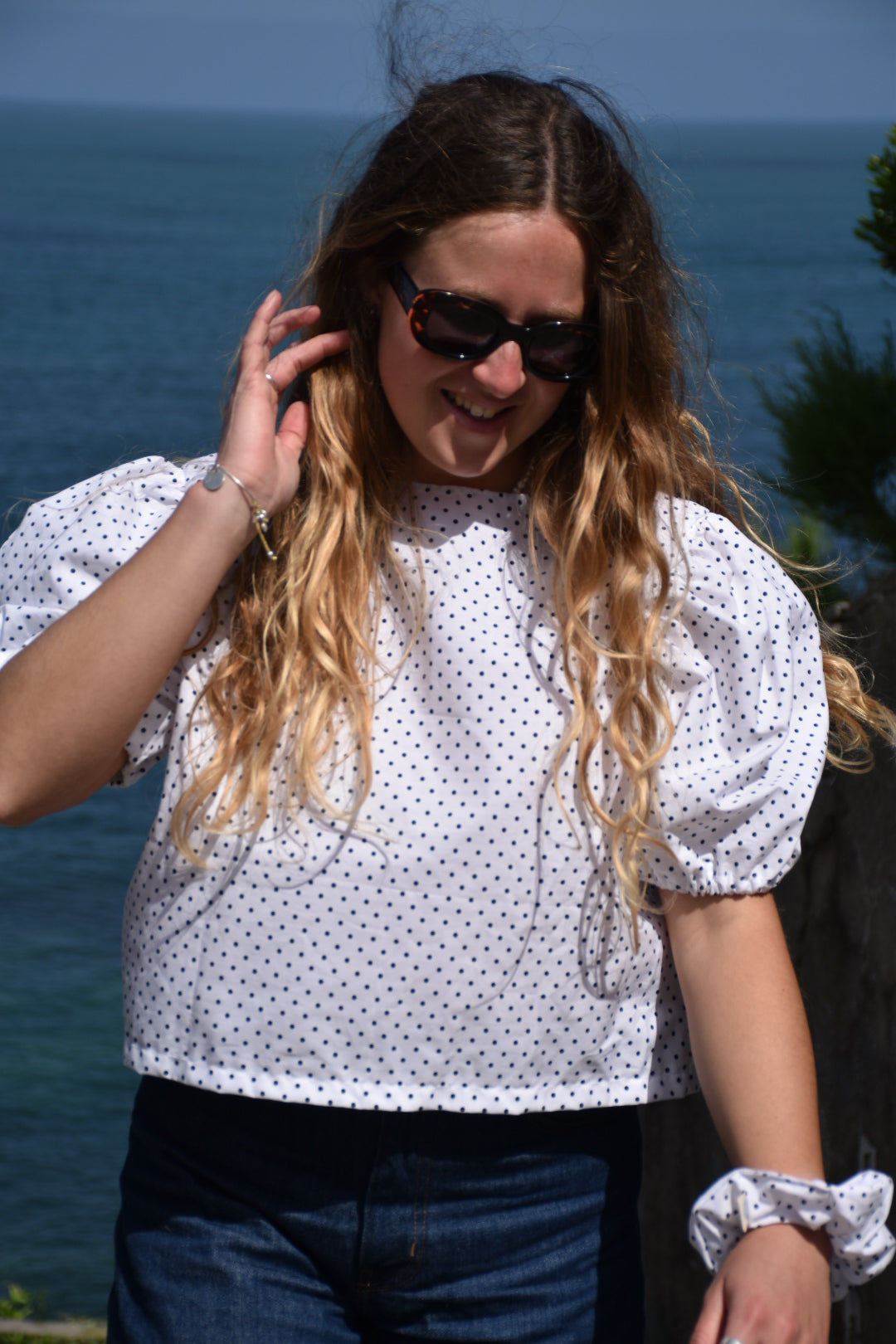 Blouse blanche à pois noir