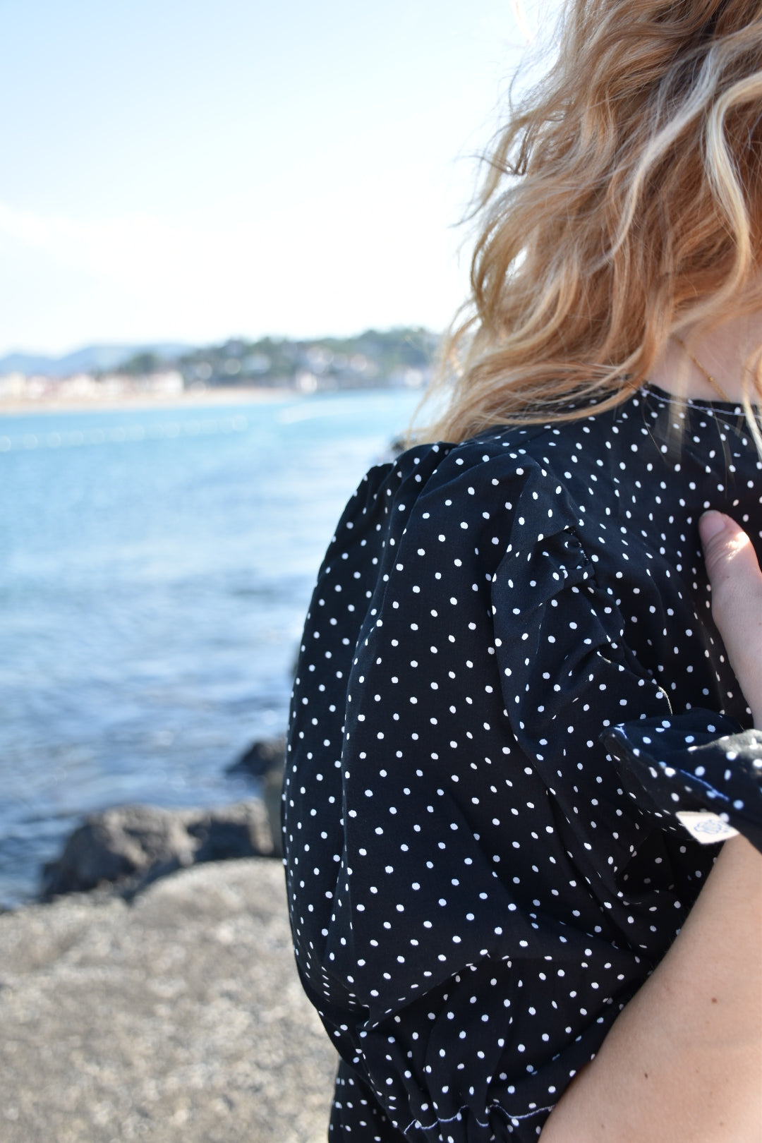 Blouse noire à pois