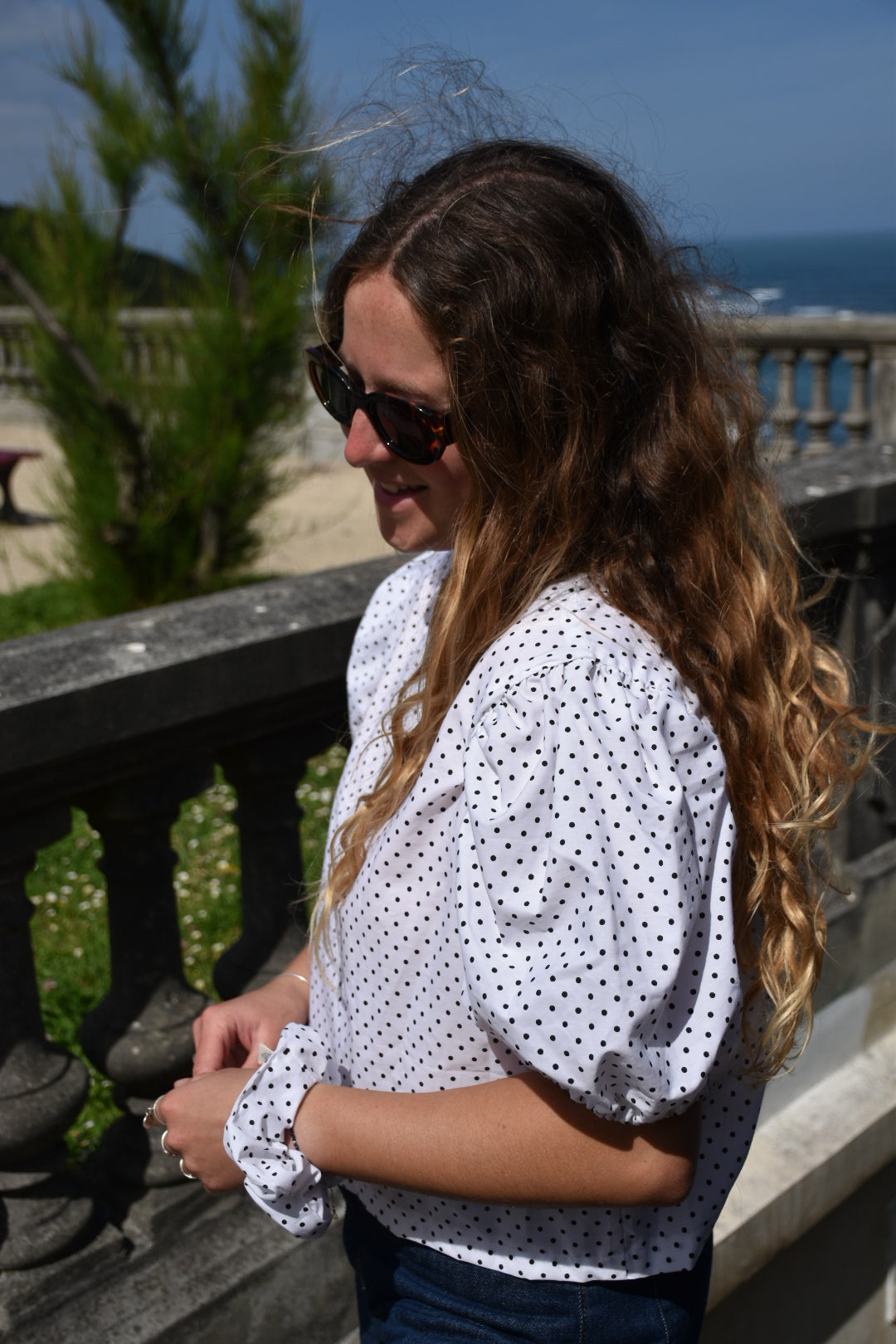Blouse blanche à pois noir