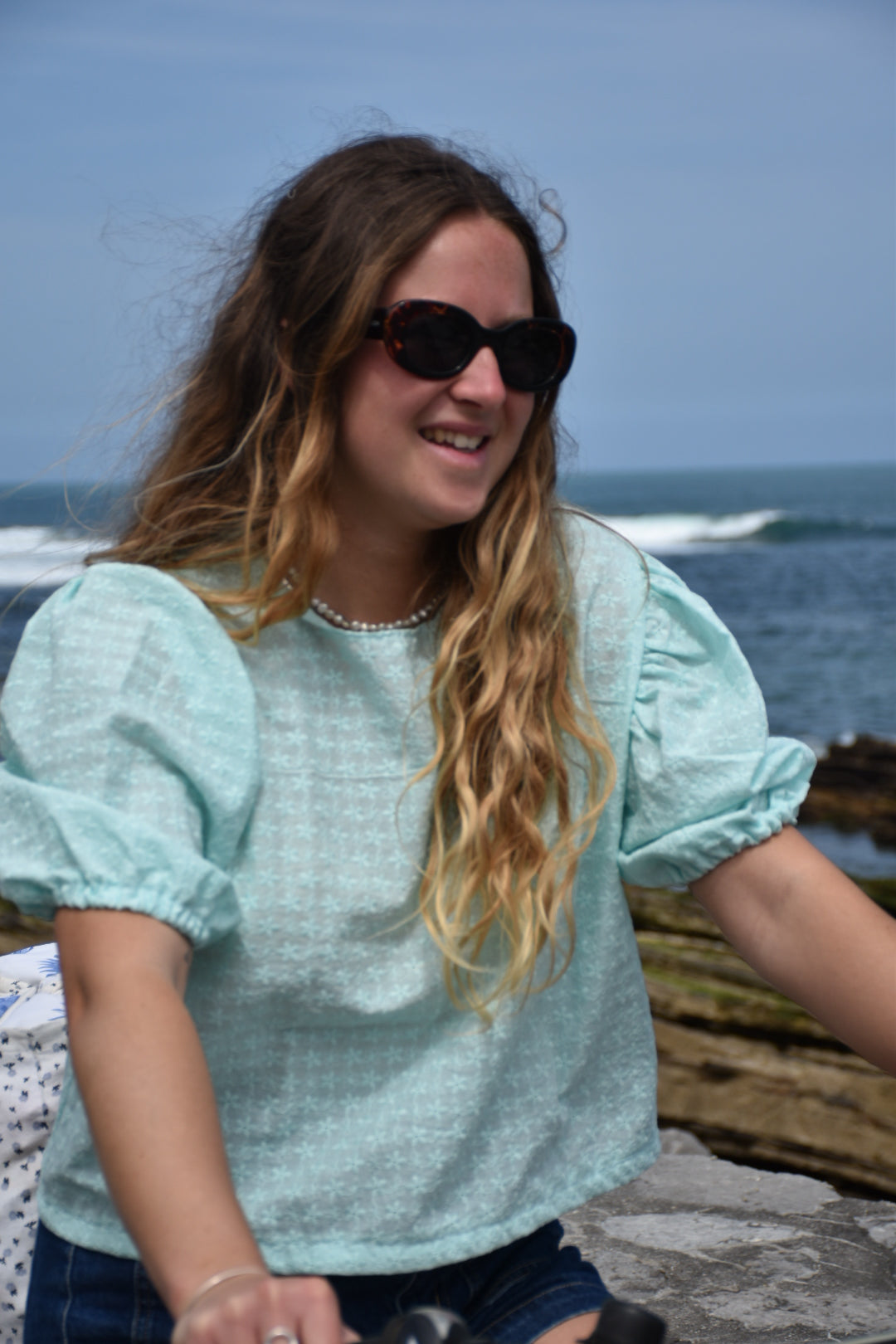 Blouse cyan broderies fleurs - modèle unique