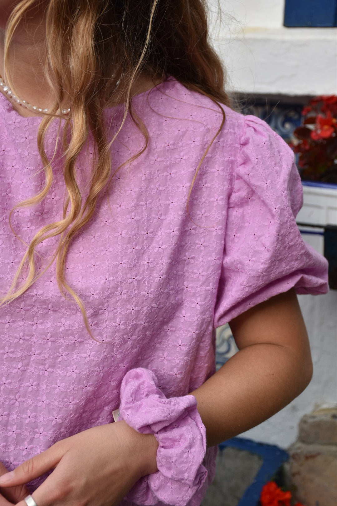 Blouse parme à broderies fleurs