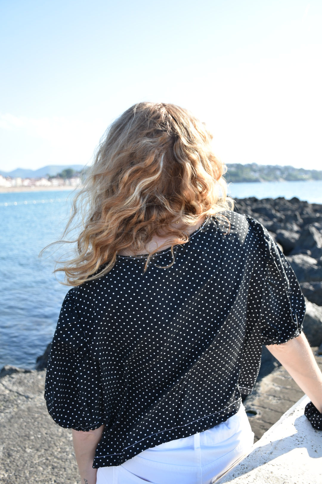 Blouse noire à pois