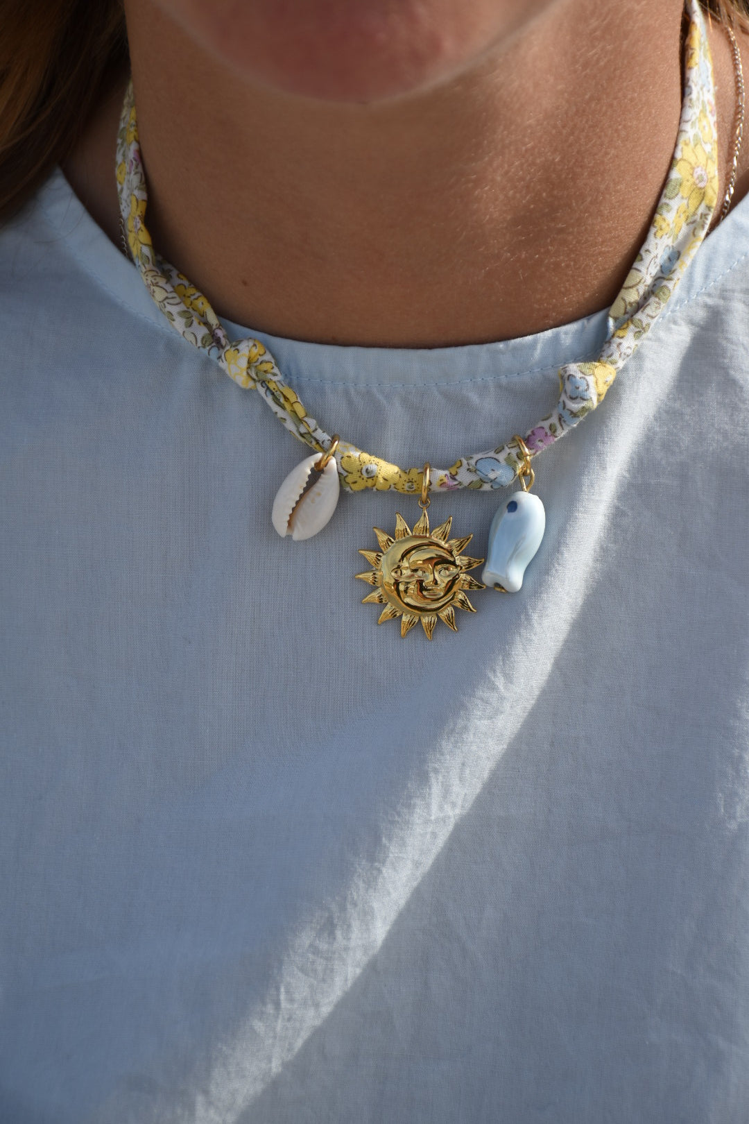 Collier de l’océan fleurs jaunes - pièce unique