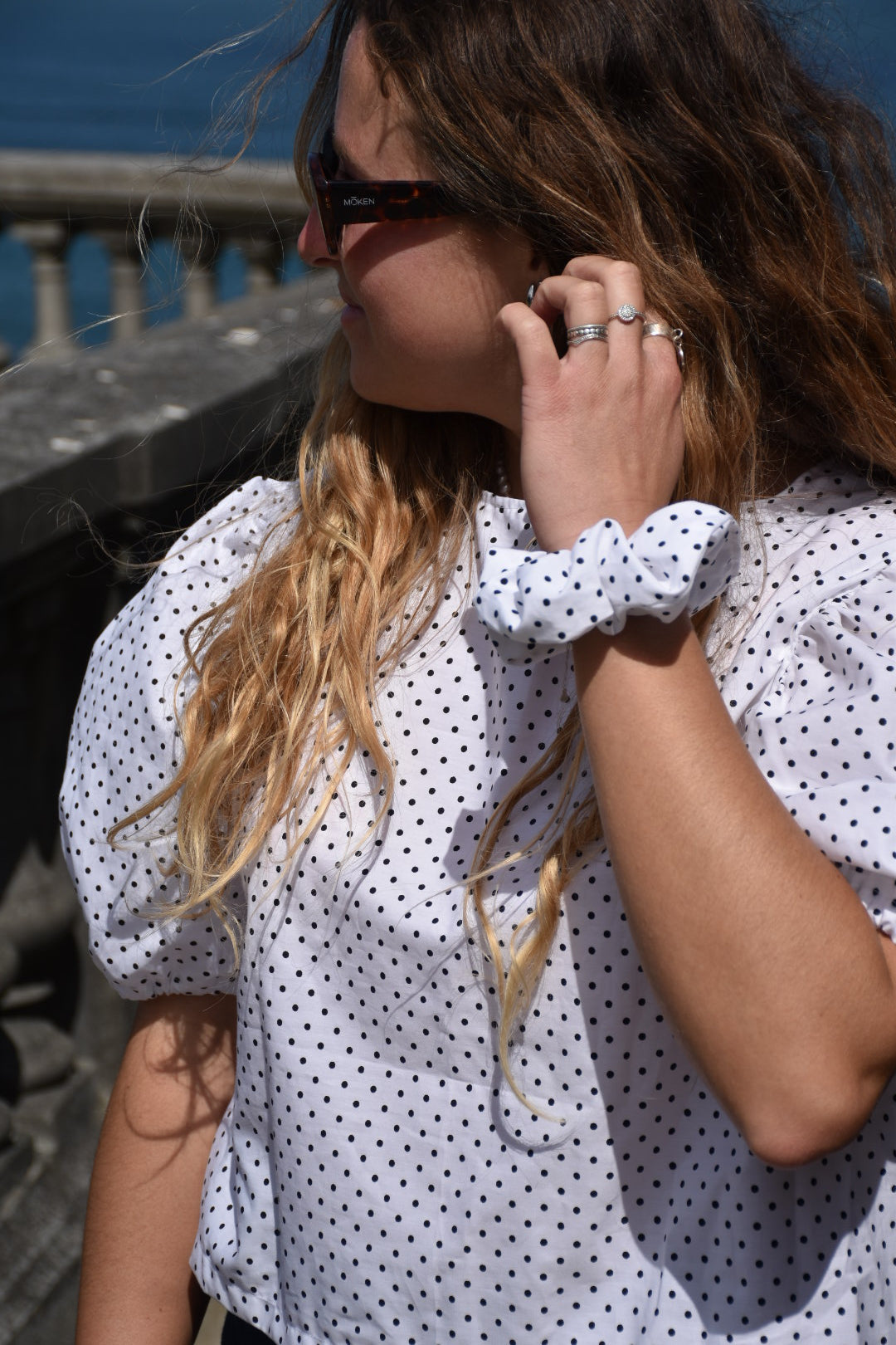 Blouse blanche à pois noir