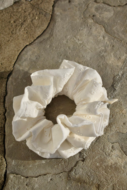 Chouchou froufrou blanc broderie