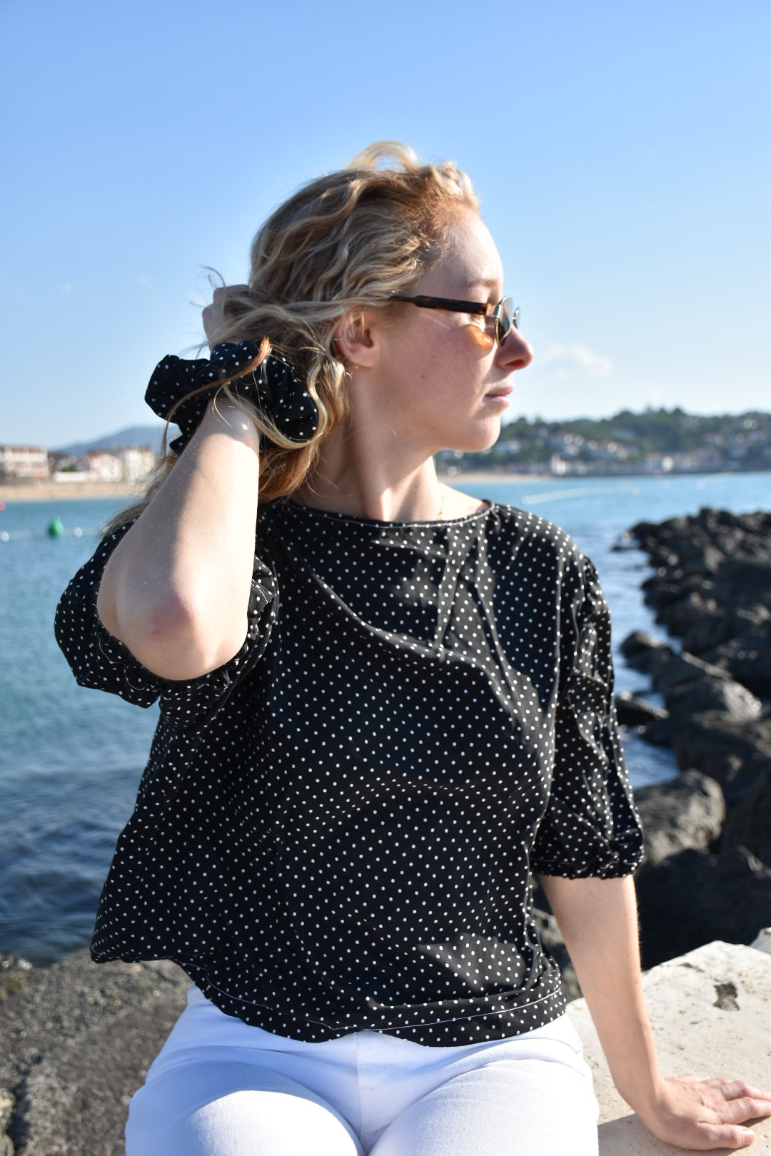 Blouse noire à pois