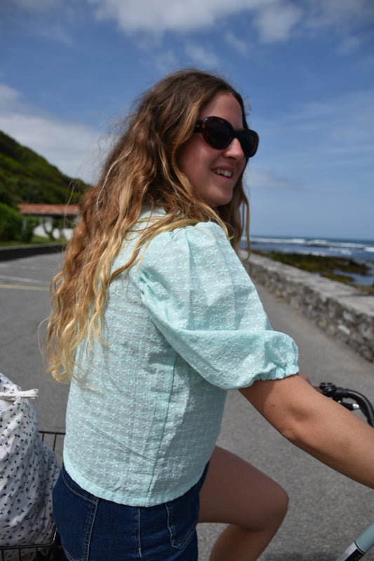 Blouse cyan broderies fleurs - modèle unique