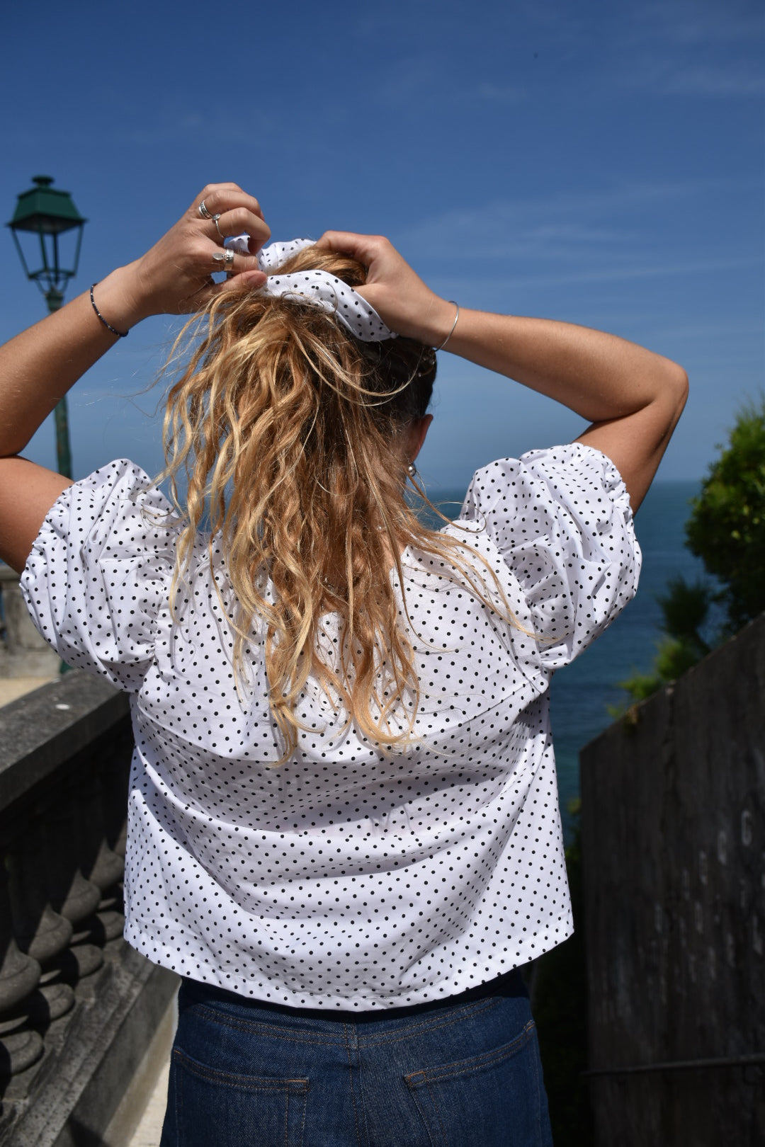 Blouse blanche à pois noir