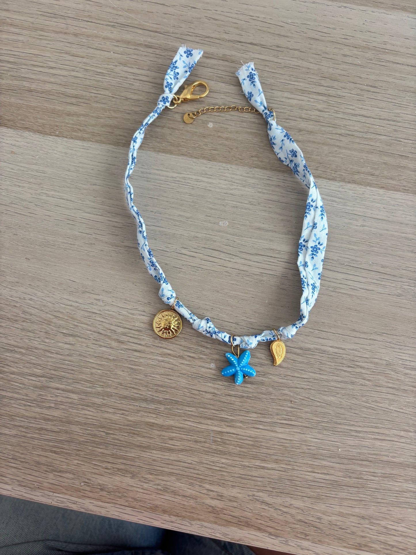Collier de l'océan Fleurs bleues - pièce unique